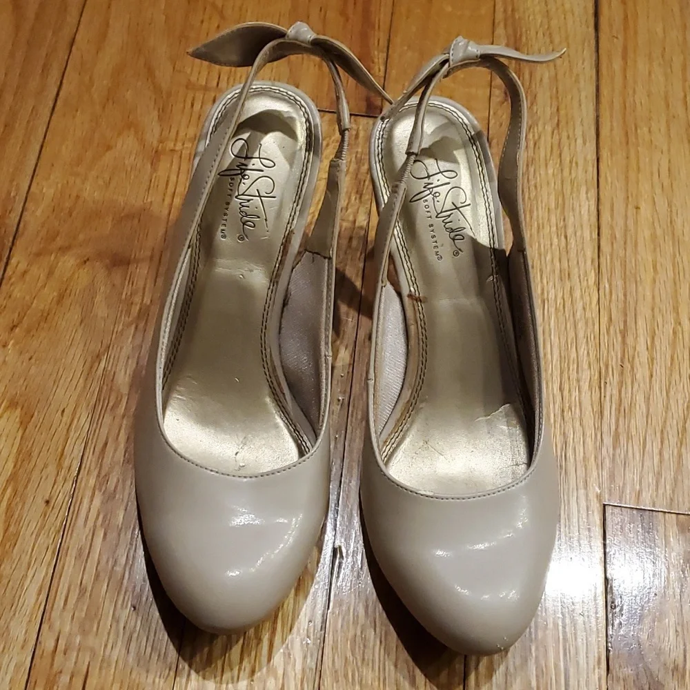 Beige heels with bow